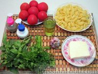 Салат с помидорами, пастой и брынзой