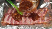 Свиные рёбрышки, запечённые под луковым соусом с кетчупом